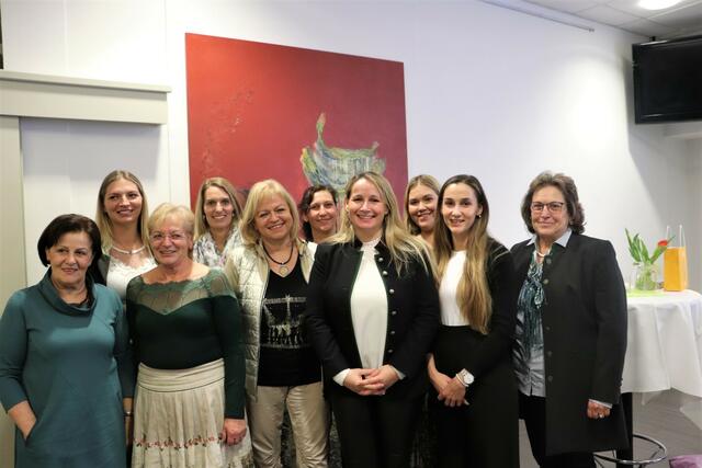 Isabel Strini (Bildmitte) mit dem erweiterten Vorstand der VP-Frauen Fernitz-Mellach. | Foto: Edith Ertl