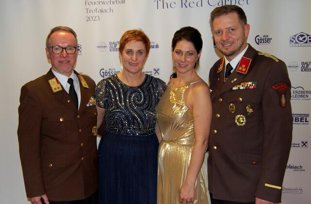 Das neugewählte Bereichsfeuerwehrkommando mit OBR Johann Diethart (li.) und BR Alexander Siegmund unterhielten sich glänzend. | Foto: FF Trofaiach