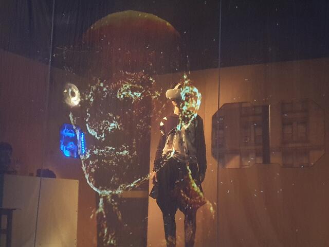 Im Stück "Blade Runner" im Schubert Theater kommt aktuell auch moderne Technik zum Einsatz.  | Foto: Lisa Zingerle