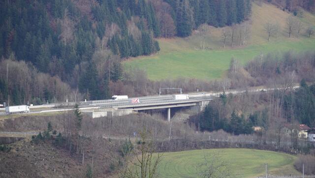 Vor allem der LKW-Verkehr sorge laut Anwohnerinnen und Anwohnern für erheblichen Lärm im Siedlungsbereich auf einer Anhöhe über Werfen.  | Foto: Felix Hallinger