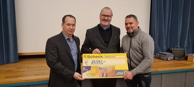 v.l.: Obmann Jürgen Jakob, Pfarrer Richard Geier, Obmann-Stv. Gerfried Tschögl. | Foto: Verein "Wir leben"