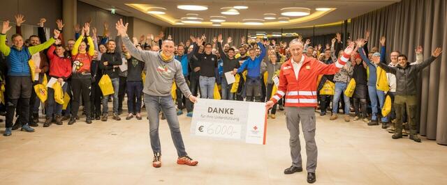 Geschäftsführer Thomas Leissing und Landesrettungskommandant Anton Holzer mit dem Team der Firma EGGER bei der Spendenübergabe. | Foto: Rotes Kreuz Salzburg