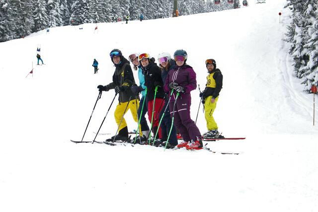 Im Skifahren, Paarrodeln, Eisstockschießen und Nageln am Nagelstock wurden Bewerbe ausgetragen. Der Spaß stand im Mittelpunkt. | Foto: Landjugend Salzburg