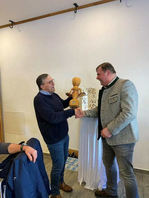 Siegerehrung: Pokalübergabe Obmann Herbert Schilcher an Obmann Michael Pertl | Foto: Kameradschaft Ramingstein