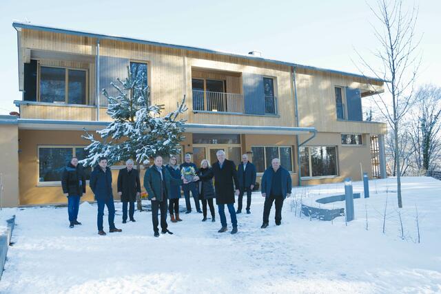 Die symbolische Schlüsselübergabe für den nagelneuen Kindergarten in St. Josef Anfang 2021. Darüber befinden sich sechs Wohnungen, errichtet von der Siedlungsgenossenschaft Ennstal. | Foto: Gemeinde St. Josef