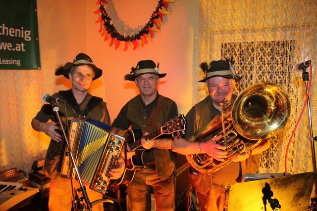 Lustig zu geht’s beim Wilderer Ball in Framrach mit Musik von „Die 3 Wilderer“.  | Foto: MeinBezirk.at