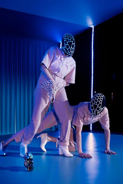 Technik kann Theateraufführungen auf viele Arten bereichern. Hier beim Stück des Berliner Figurentheater-Kollektivs manufaktor:  “1/0/1-robots – hacking the binary code”.  | Foto: Kathleen-Kunath