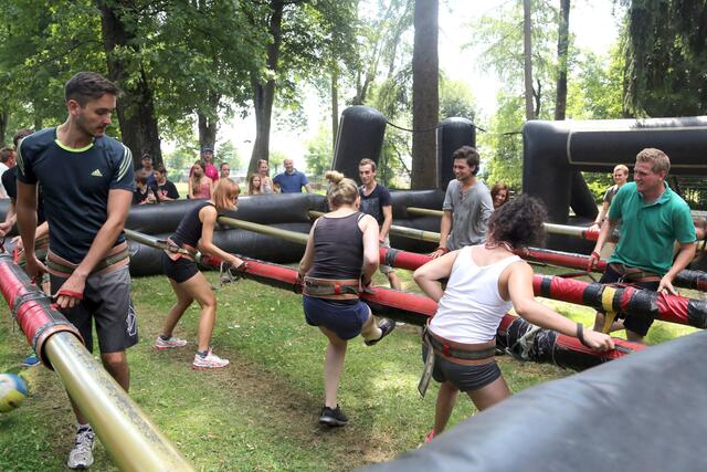 So sieht es aus, wenn man in einem Riesenwuzzler um den Ball kämpft. | Foto: Iris Bloder