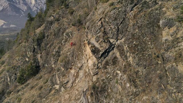 Die Aufräumarbeiten nach dem Felssturz auf die B186 Ötztalerstraße in Brunau bei Sautens sollten morgen, Montag, beginnen: Es ist dann mit zeitweisen Sperren beider Fahrspuren zu rechnen. | Foto: ZOOM.TIROL