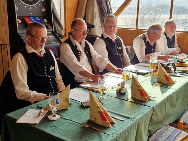 Obmann Erwin Wutte (m.) und Chorleiter Gottfried Gschier (2. v. l.) mit ihren Vorstands-Kollegen | Foto: Wutte
