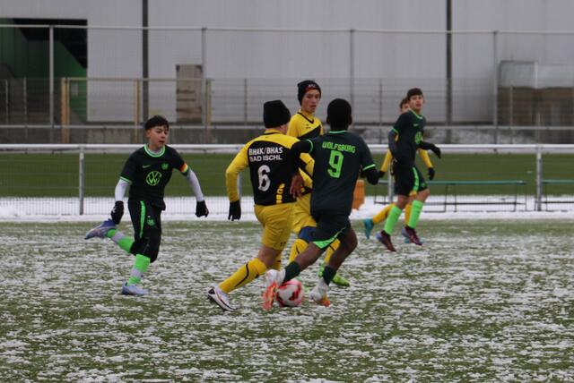 Spielszene der U15 - Die Spieler der HAK und PS Bad Ischl im Duell mit dem VFL Wolfsburg. | Foto: HAK und PS Bad Ischl