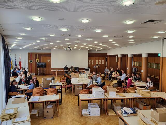 Die Kreiswahlbehörde der Bezirkshauptmannschaft Baden ist bei der Auszählung der Vorzugsstimmen. | Foto: z.V.g.