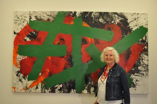 Roswitha Foch vor einem ihrer Hauptwerke, „Grün auf Rot“.     Foto: Nils Kehrer