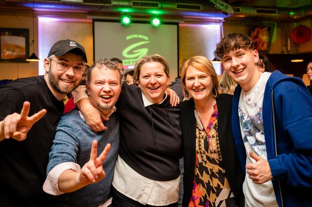 Das Grüne Team aus Baden bei der Wahlparty in St. Pölten v.l.n.r.: Stefan Eitler, Christian Dusek, Martina Weissenböck, Helga Krismer, Lukas Huber. | Foto: Die Grünen NÖ