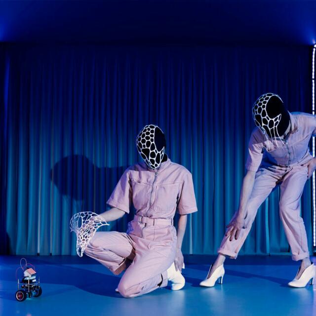 Technik kann Theateraufführungen auf viele Arten bereichern. Hier beim Stück des Berliner Figurentheater-Kollektivs manufaktor:  “1/0/1-robots – hacking the binary code”.  | Foto: Kathleen-Kunath