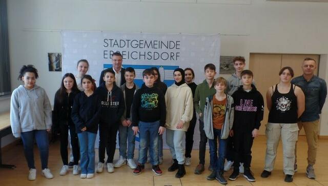 Die Schülerinnen und Schüler der Mittelschule Ebreichsdorf besuchten das Rathaus. Hinten: Bürgermeister Wolfgang Kocevar | Foto: Stadtgemeinde Ebreichsdorf