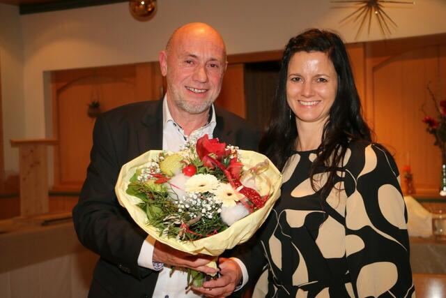 Hans Sagerschnig bedankte sich bei Geschäftsführerin Ursula Blunder | Foto: Heidi Schober (familiJa)