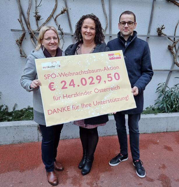 SPÖ Bezirksparteivorsitzende-Stellvertreterin Anita Rackaseder (l.) war stellvertretend für die Gemeinden im Bezirk Schärding bei der Spendenübergabe an die „Herzkinder Österreich“-Geschäftsführerin Michaela Altendorfer (Mitte) dabei. Rechts Florian Schiffecker, SPÖ Bezirksgeschäftsführer Ried und Schärding. | Foto: SPÖ