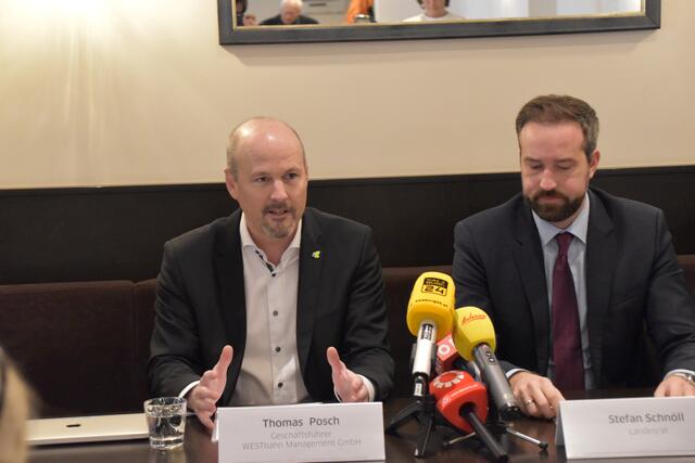 Thomas Posch, Geschäftsführer der WESTbahn Management GmbH, erklärte die Angebote der kommenden Wochen. | Foto: Philip Steiner