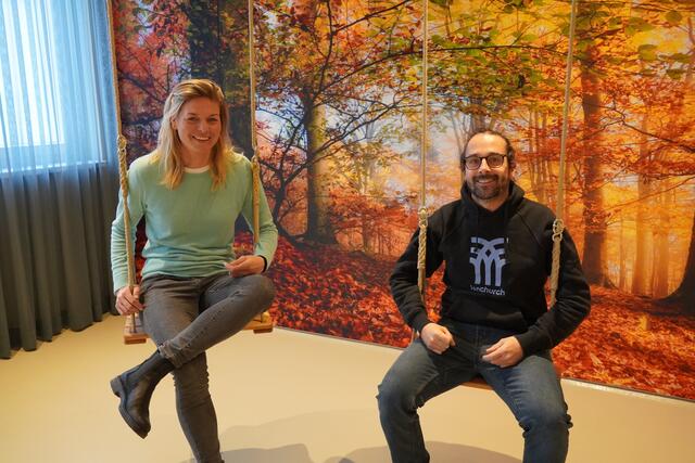 Die Assistentin der Geschäftsführung Maike Holz (links) und der Vertriebs-Mitarbeiter Johannes im Unternehmen in Wals. | Foto: Emanuel Hasenauer
