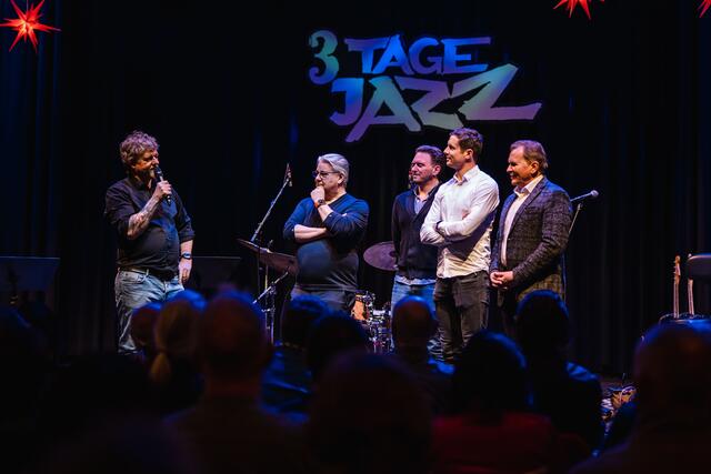 Intendant des Kunsthaus Nexus, Mario Steidl (links) begrüßte die Musikfans sowie Saalfeldens Bürgermeister Erich Rohrmoser (rechts). | Foto: Michael Geißler