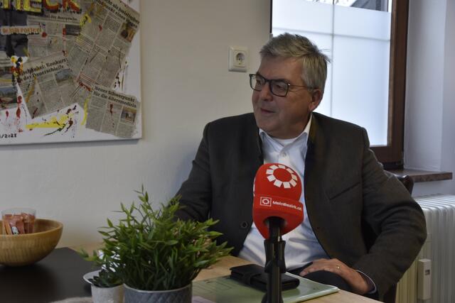 "Die Idee ist an und für sich gut. Flächen die bereits genutzt werden, werden so einer zweiten Nutzung zugeführt und im besten Fall wird noch Strom für die jeweilige Liegenschaft erzeugt und kostbare landwirtschaftliche Flächen werden nicht zugepflastert", sagt Landesrat Josef Schwaiger.  | Foto: Thomas Fuchs