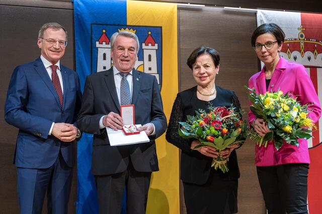 Thomas Stelzer, Karl Staudinger, Mathilde Staudinger und Bürgermeisterin Doris Staudinger.
 | Foto: Land OÖ/Mayr