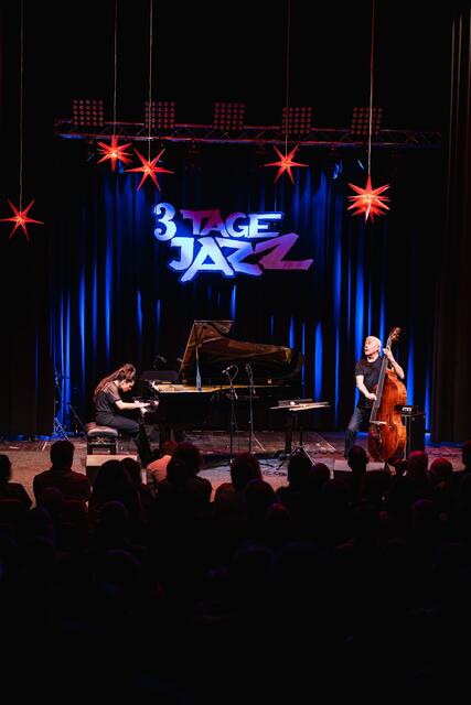 Das britisch-spanische Duo "String Fables" mit Jordina Millá am Klavier und Barry Guy am Kontrabass zogen das Publikum im Nexus in ihren Bann. | Foto: Michael Geißler