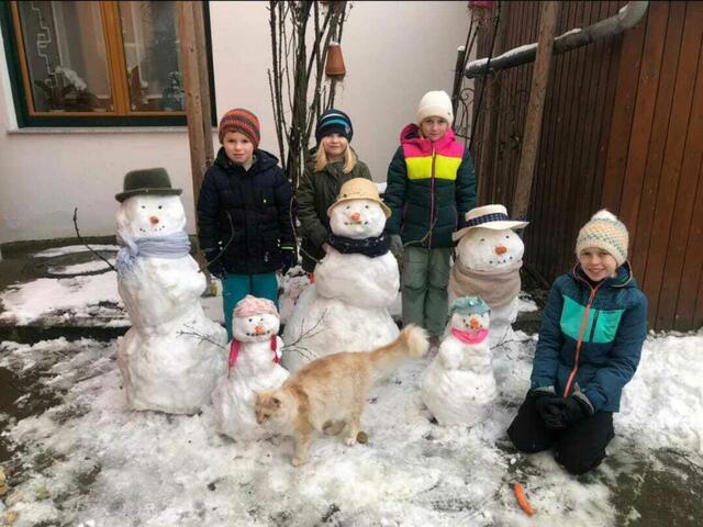 Kilian, Mia, Paula und Laura hatten viel Spass und Freude dabei und die Schneemänner zieren nun den Eingangsbereich vom Thamhesl's Hofladen.  | Foto: Angelika S. 
