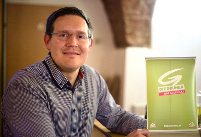 Johann Gansterer im kleinsten Kreis (drei Personen) bei der Feier im Bomonty in Neunkirchen.