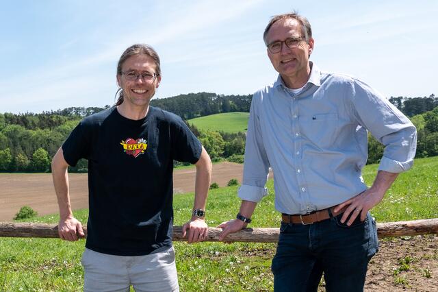 Smarte Forschung: Marc Drillich (r.) von der Veterinärmedizinischen Universität Wien und Stephan Winkler (l.) von der FH OÖ setzen auf künstliche Intelligenz in der Nutztierhaltung.  | Foto:  Michael Bernkopf/Vetmeduni