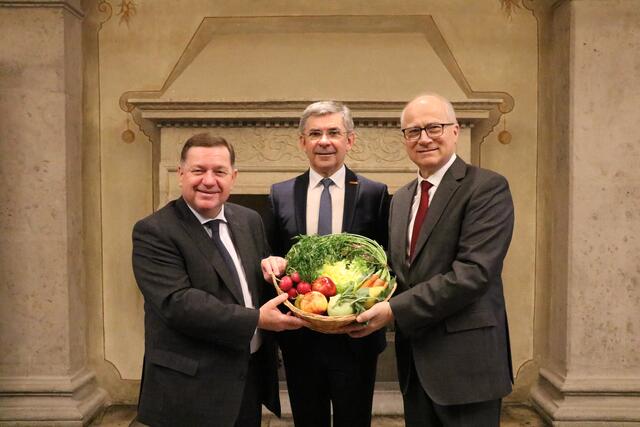 Bildungslandesrat Werner Amon, Landtagsabgeordneter Franz Fartek und Agrarlandesrat Hans Seitinger rühren die Werbetrommel für den regionalen und saisonalen  Einkauf von Lebensmitteln. | Foto: Senger