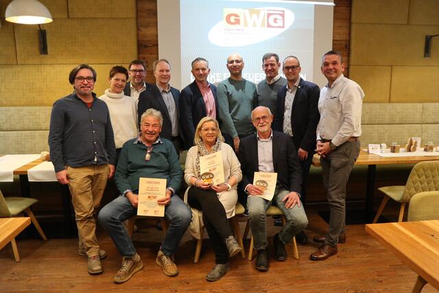 Mitgliederversammlung der Grestner Wirtschaftsgemeinschaft: Peter Teufel (Schriftführer-Stellvertreter), Anita Bittermann (Schriftführer), Johannes Wolmersdorfer (Kassier-Stellvertreter), Bürgermeister Erich Buxhofer (Gemeinde Gresten-Land), Bürgermeister Franz Faschingleitner (Gemeinde Reinsberg), Mohammed Ibraheem (neues Mitglied), geschäftsführender Gemeinderat Johannes Käfer (Marktgemeinde Gresten), Walter Unterberger (Obmann der GWG) und Andreas Dienstbier (Presse- und Socialmedia Referent) (h.) sowie die ausgezeichneten Mitglieder Walter Salaberger, Regina Brunner und Friedrich Dorn (v.) | Foto: Grestner Wirtschaftsgemeinschaft