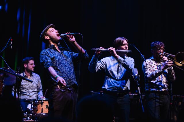 Sänger und Komponist Andreas Schaerer zeigte mit seiner sechsköpfigen Band "Hildegard lernt fliegen", was Jazzmusik alles kann. Der Schweizer wird beim diesjährigen 43. Jazzfestival als "Artist in Residence" wieder in den Pinzgau zurückkehren. | Foto: Michael Geißler