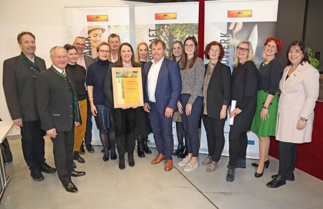 Direktorin Petra Hockl von der Volksschule Kirchberg nahm die Urkunde für den Gewinn des Schulkulturpreises entgegen. | Foto: RegionalMedien
