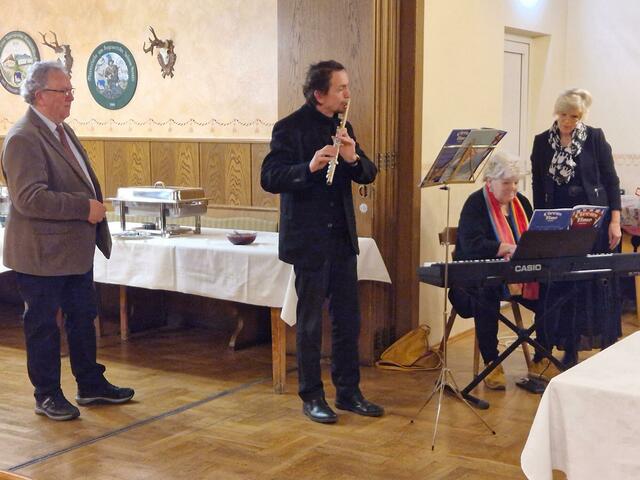 Eingeleitet wurde die Veranstaltung mit Musik von Harald Fripertinger (2.v.l.) und Gerlinde Hörmann (2.v.r.). | Foto: Wutte