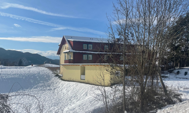 Der "Schwarzbau", die Garage im Vordergrund. | Foto: Grüne Pörtschach