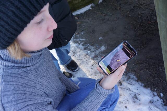 SchülerInnen aus der 3a der Praxismittelschule testen das erste Mal die App "Dreckspotz". | Foto: Christine Roner