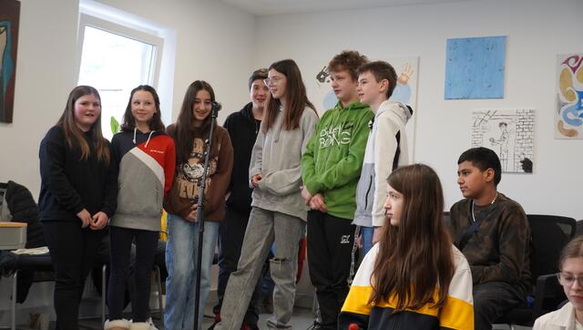 Das Team der Kinder- und Jugendanwaltschaft gewährte bei einem Tag der offenen Tür in St. Johann einen Einblick in die Arbeit für die Anliegen Jugendlicher. Mobbing gilt als eines der größten Probleme. Die musikalischen Einlagen von Schülerinnen und Schülern setzten ein klares Zeichen gegen derartige Ungerechtigkeiten. | Foto: Felix Hallinger