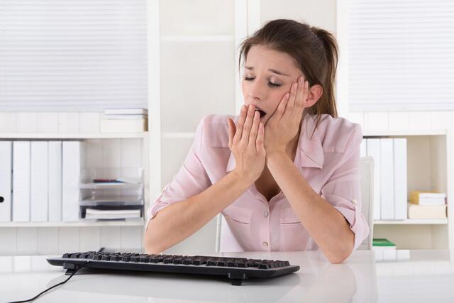 Frauen spüren die Frühjahrsmüdigkeit stärker. | Foto: Jeanette Dietl/Shutterstock.com