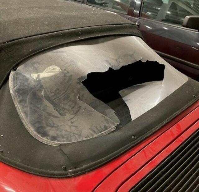 Die hintere Fensterscheibe des Sportwagens wurde eingeschlagen. | Foto: LPD