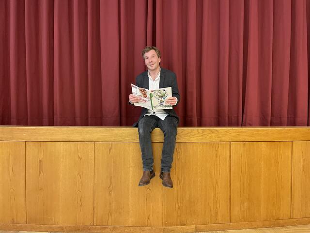 Zweigstellenkoordinator Franz Mock führte die BezirksZeitung durch die VHS Erlaa.  | Foto: Kautzky