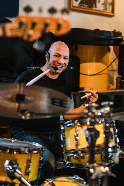 Der Schlagzeuger der Band hatte sichtlich Spaß beim Konzert... | Foto: Michael Geißler