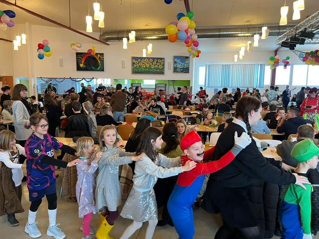 Bunt und laut wurde es im Veranstaltungszentrum | Foto: Gemeinde Hirm