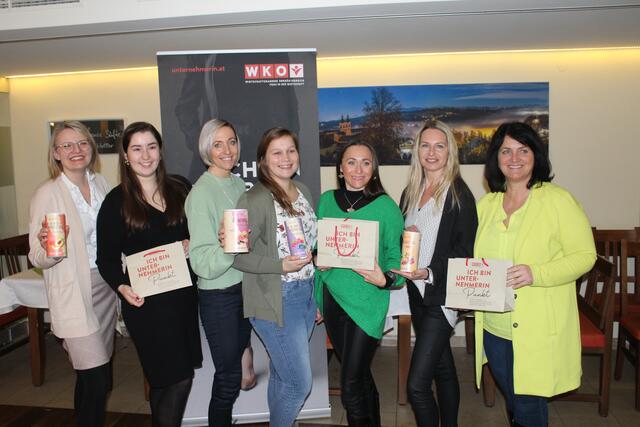 Starke Frauen im Bezirk: Das „Frauen in der Wirtschaft"-Kernteam: Barbara Zielke, Vorsitzenden-Stellvertreterinnen Ines Maria Sperrer und Tina Dobetsberger, Bezirksvorsitzende Stefanie Postl, Martina Reingruber, Belinda Suchanek und Sigrid Grubmair (v.li.) luden zum Business-Brunch ein.  | Foto: Aigner