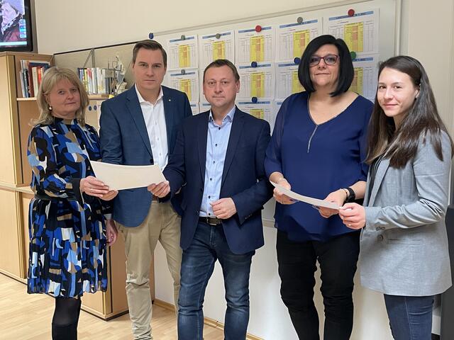 DIE ÖVP rutscht unter 40 Prozent, dennoch sind sie die Stimmstärkste Partei in Niederösterreich.
Paula Maringer, Christoph Kaufmann, Johann Höfinger, Daniela Schodt und Nadine Fallbacher analysieren die Wahlergebnisse. | Foto: Victoria Edlinger