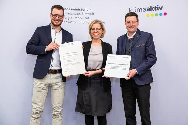 (v. links): Peter Gerd Mölschl (Projektleiter), BM Leonore Gewessler, Franz Aschbacher (Geschäftsführer) | Foto: Krisztian Juhasz