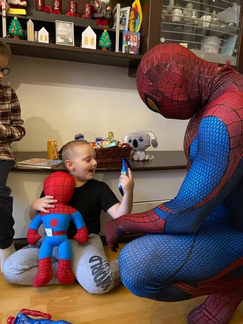 Dominik freute sich über den Besuch von Spider-Man. | Foto: Charity Heros