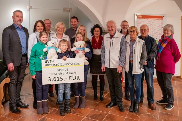 V.l.n.r.: Rudolf Schamberger, Elisabeth Schamberger, Erich Nagl, Christa Luttinger (Obfrau UVEH), Josef Linecker, Karin Buchwinkler, Erika Kugler, Fritz Schwarzenhofer, Helmut Wetzelsberger, Waltraud Enthammer, Hermann Landrichinger und Mariele Nagl. Vorne: Sarah, Philip, Laura | Foto: UVEH/Luttinger