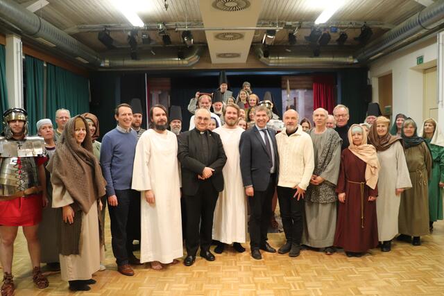 Bei einer Probe war auch Bischof Wilhelm Krautwaschl zu Gast. Das Foto zeigt den Bischof zwischen den Jesus-Darstellern Andreas Leitner (li) und Martin Plank sowie Bgm. Erich Gosch, Regisseur Bernhard Böhmer und den Gestaler der Zwischentexte Hans Perstling.